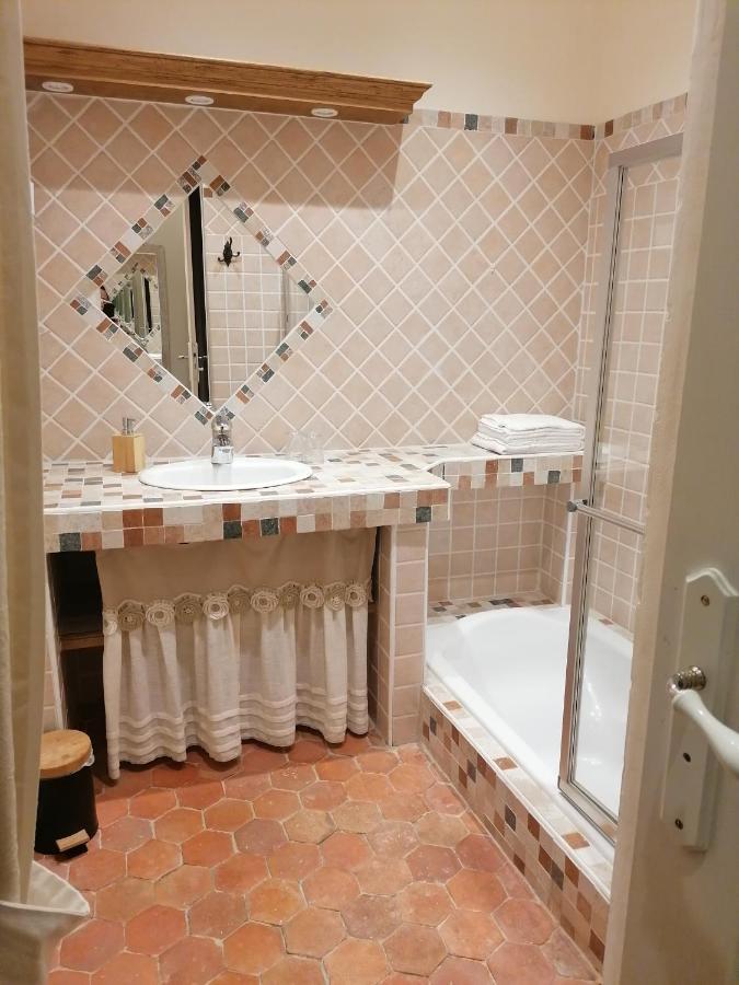Le Patio Hotel Grignan Bagian luar foto