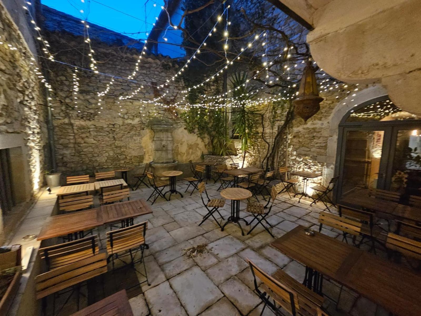 Le Patio Hotel Grignan Bagian luar foto