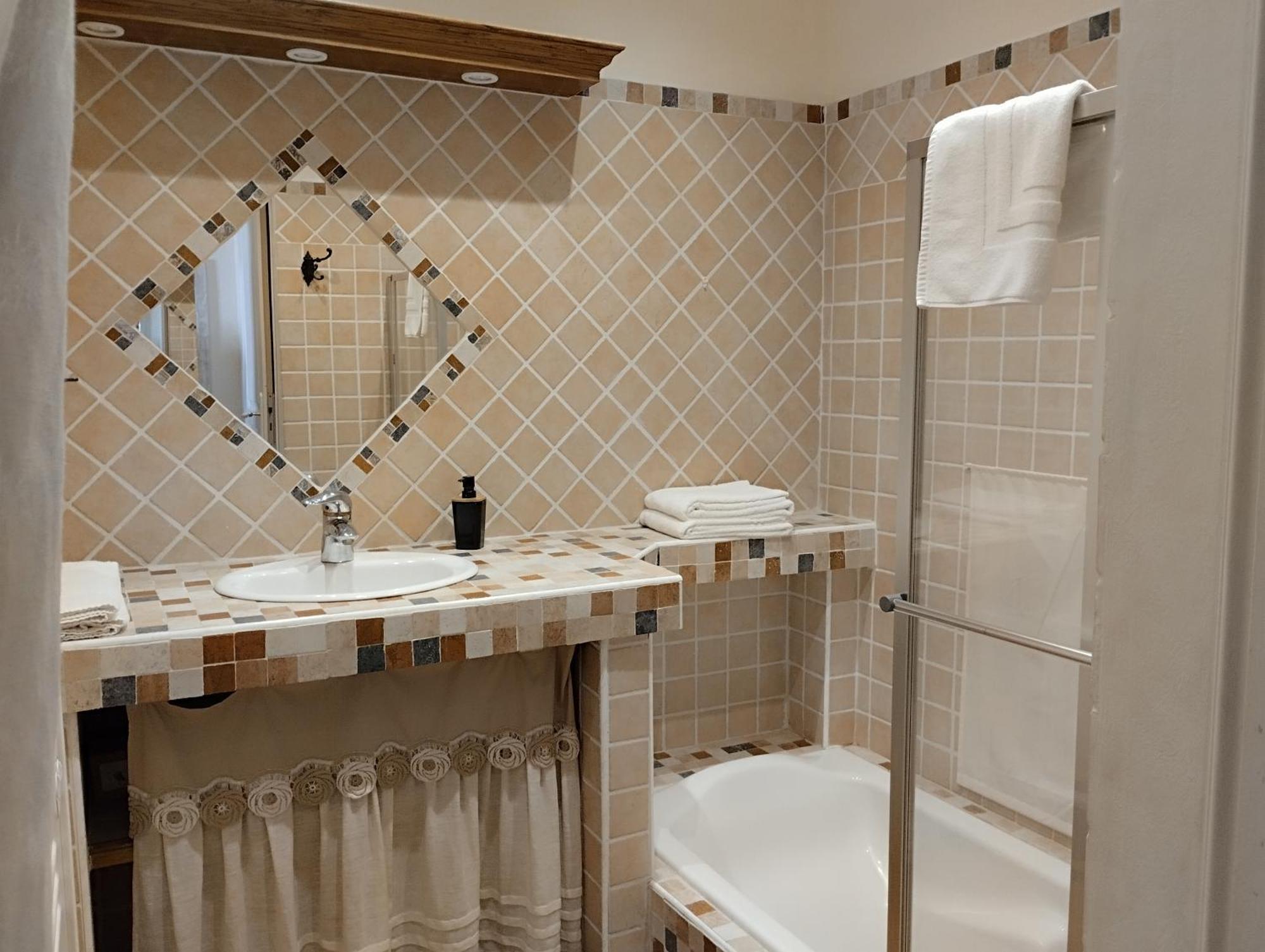 Le Patio Hotel Grignan Bagian luar foto
